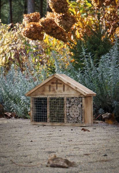 Insektenhotel aus geflämmtem Holz